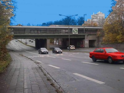 S-Bahn-Brücke 321 blauer Himmel roter Audi.jpg