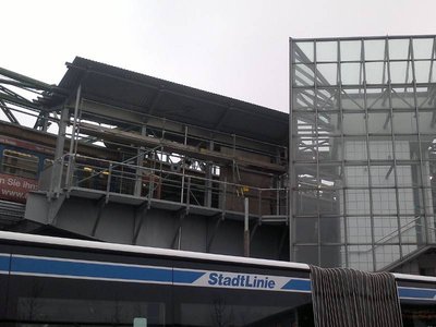 Wuppertal Oberbarmen Schwebebahn mit Bus.jpg