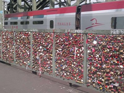 Thalysbar auf der Hohenzollernbrücke.jpg