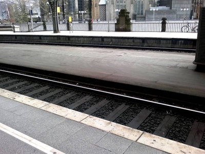 Köln Hbf mit etwas Dom.jpg