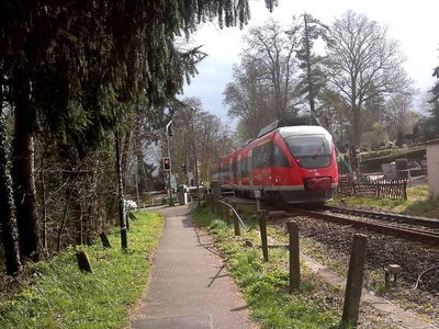 Rösrath Gerottener Weg mit Bahn.jpg