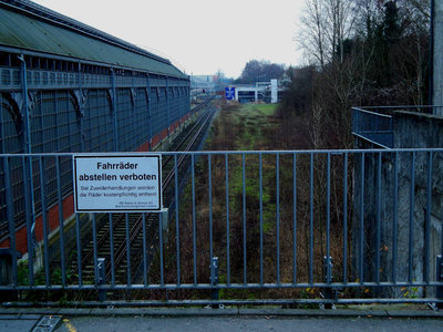 Fahrräder abstellen verboten - Bei Zuwiderhandlungen werden die Räder kostenpflichtig entfernt.JPG