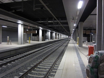 800px-Flughafen_Berlin_Brandenburg_station_S-Bahn_platform_tracks_2-3.jpg