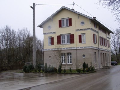 bahnhof frisch gestrichen.jpg