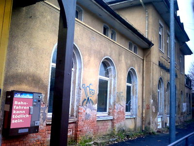 Bahnhof Bahnfahren kann tödlich sein.jpg