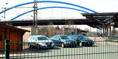 Brücke über Bahnhof mit Gartenhäuschen.JPG