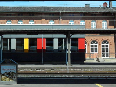 Verpackung wird man an diesem Bahnhof auch los.JPG