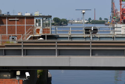 bahnbrücke.jpg