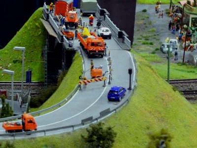 Brückenbaustelle über elektrifizierter Bahnlinie.JPG