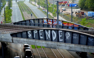 Beschmierte Spendenbrücke.JPG