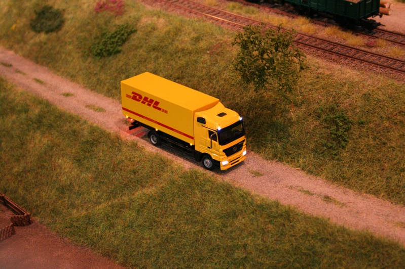 MB Actros "DHL" 02.jpg