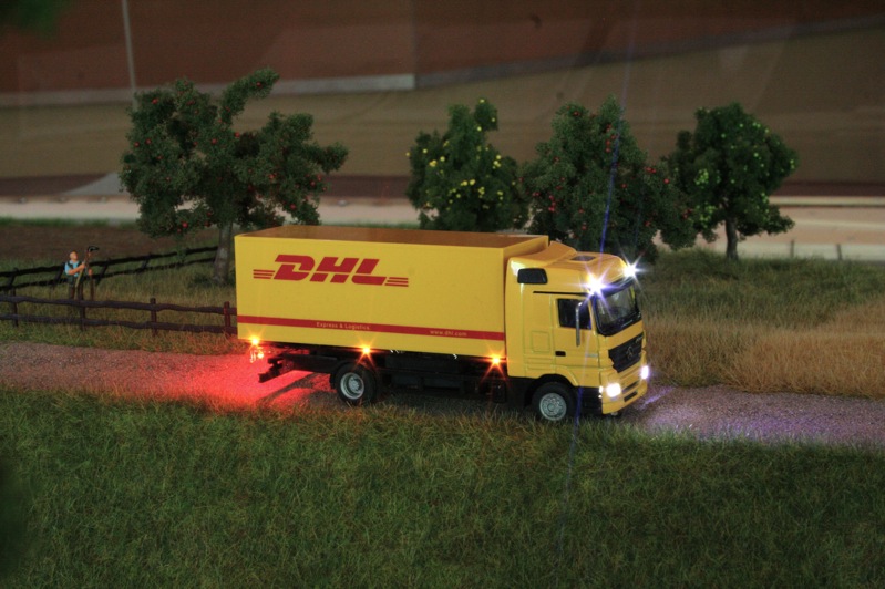 MB Actros "DHL" 03.jpg