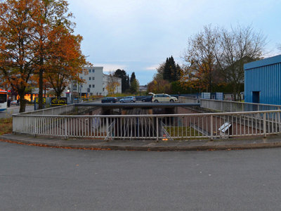 Brücke mit Taxi.jpg