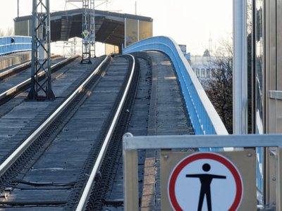 Blick auf den Geisterbahnhof - Durchgang verboten.jpg