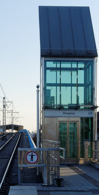 St. Anna Krankenhaus mit schickem Lift.jpg