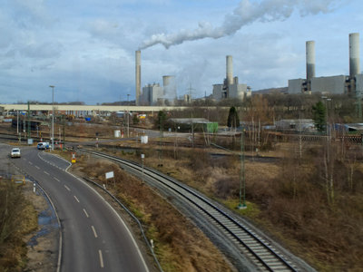 Bahnübergang mit blühenden Landschaften.jpg