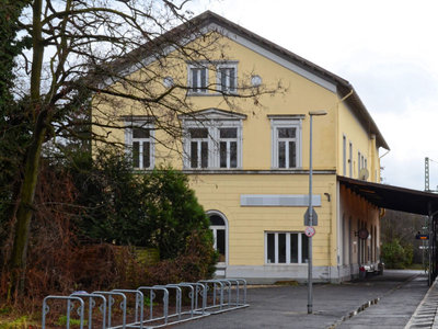 Gelber Bahnhof 0817.jpg