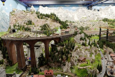 Bild 2 - Miniatur Wunderland - Stahlträger ohne objektivbedingte Krümmung.jpg