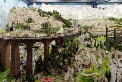 Bild 3 - Miniatur Wunderland - parallele Linien parallel.jpg