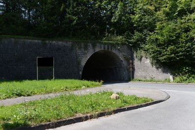 Loch mit Steinen stabilisiert.jpg