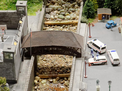 Österreich Brücke 12 Gefängnis.jpg