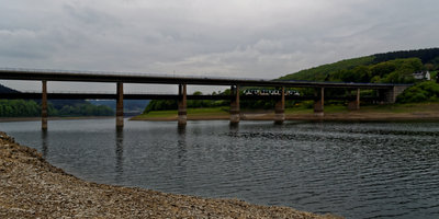 Listertalbrücke mit Talsperre.jpg