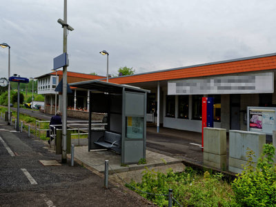 Bahnhof mit abgesägtem Schild.jpg