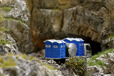 Toiletten-LKW vor zu niedrigem Tunnel.jpg