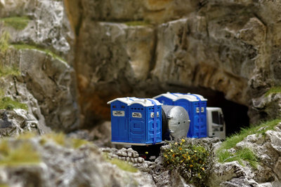 Toiletten-LKW vor zu niedrigem Tunnel.jpg
