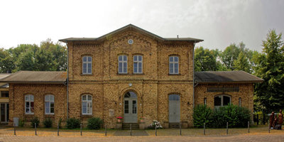 Bahnhof mit Pollern.jpg