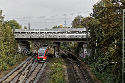 Bahn mit Brücke.jpg