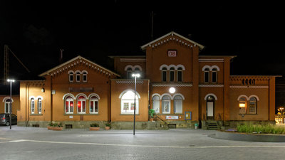 Bahnhof mit Laternen.jpg