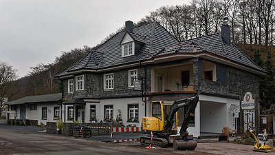 Schiefer Bahnhof mit Öffnung.jpg