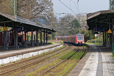 Bahnhof F2.8.jpg