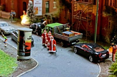 Miniatur_Wunderland_Weihnachtsmänner_01.jpg