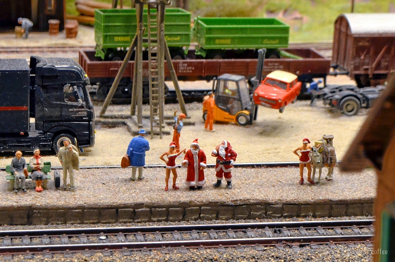 Miniatur_Wunderland_Weihnachtsmänner_Weihnachtsfrauen (16).jpg