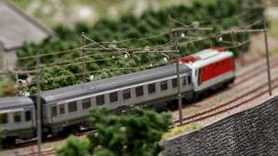 verstaubte und verbogene Oberleitung in Italien.jpg