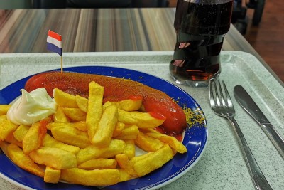 Bio Currywurst mit Pommes.jpg