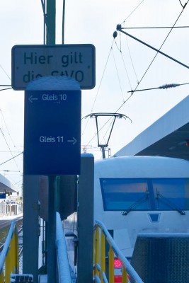 Auf Gleis Gleis 10 und 11 gilt die StVO.jpg