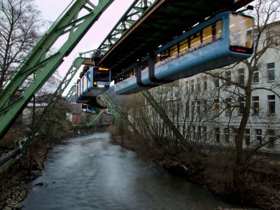 Wuppertal Völklinger Strasse Schwebebahnen.jpg