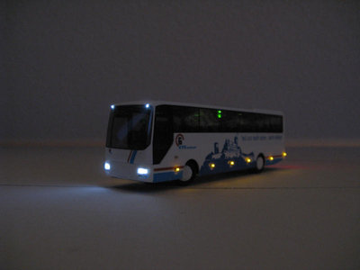 Bus beleuchtet Fahrerseite2.jpg