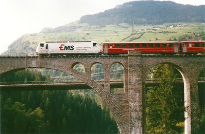 Solis-Viadukt mit Zug~1.jpg