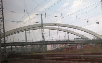 überbrückend_32123.jpg