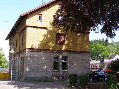 Bahnhof gelb.jpg