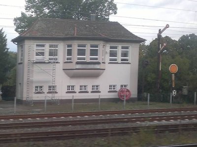 Stellwerk mit Signalen 24134.jpg