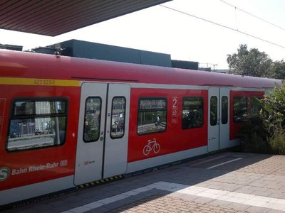 Bahnsteig 146 0 mit S-Bahn.jpg