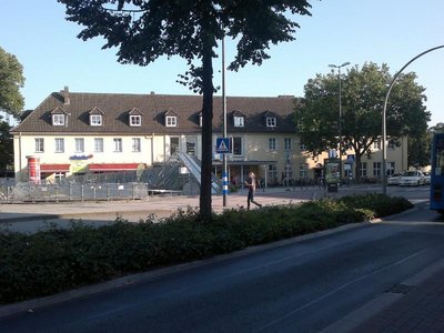 Bahnhof mit blauem Himmel.jpg