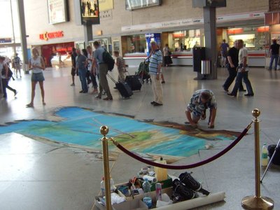 Kunstwerk im Bahnhof.JPG